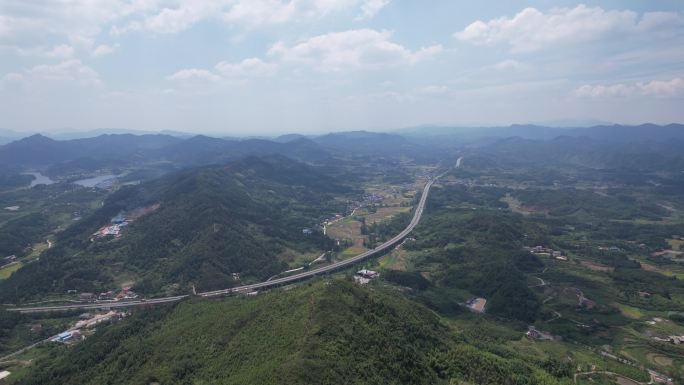 大山中的高速公路交通航拍