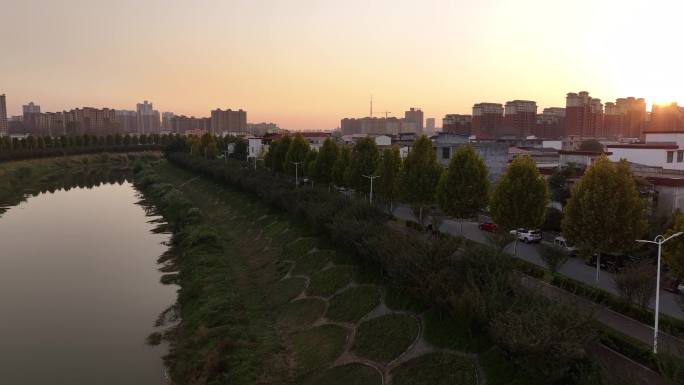 4K航拍夕阳下的城市河道