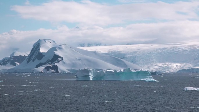 大自然。冰山。北极冬季景观在全球变暖问题。蓝绿色的海湾融化了冰山。极地自然环境中的冰川。沙漠白色的土