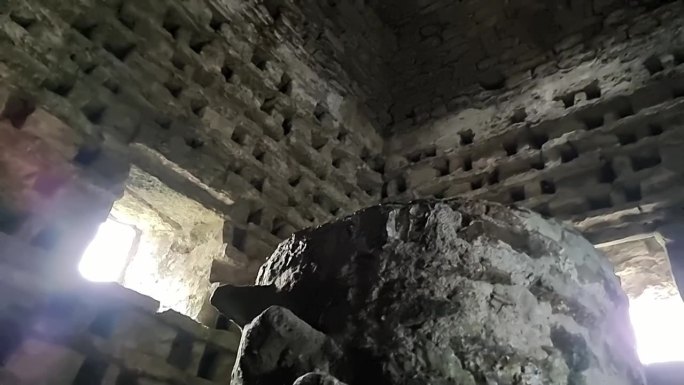 里面是古老的石制Penmon修道院鸽舍，有石墙巢箱和窗户灯