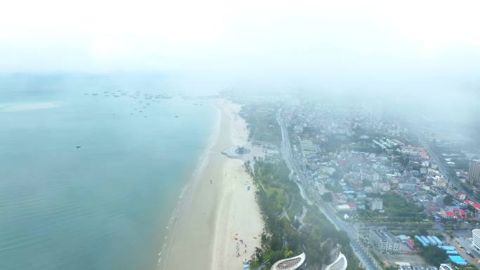 北海沙滩云雾缭绕
