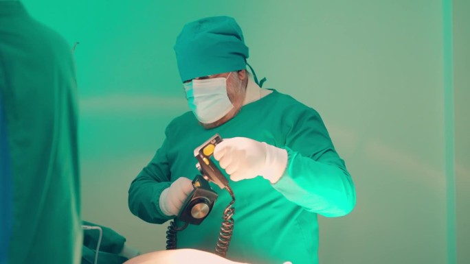 除颤器是用来挽救病人生命的。