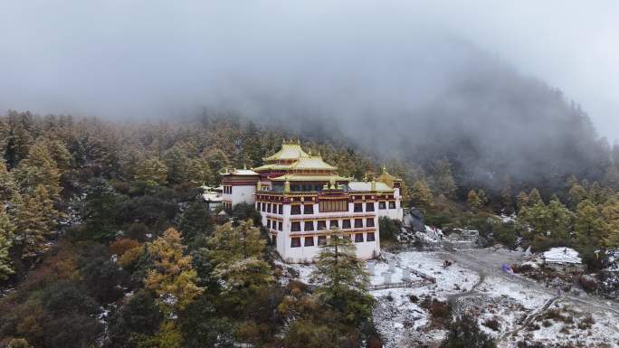 甘孜川西稻城亚丁冲古寺雪景航拍