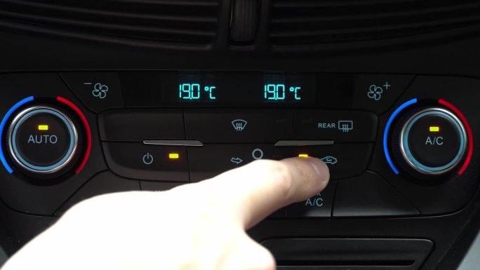 手指按下按钮关闭乘客舱空气再循环模式，车内两相气候控制