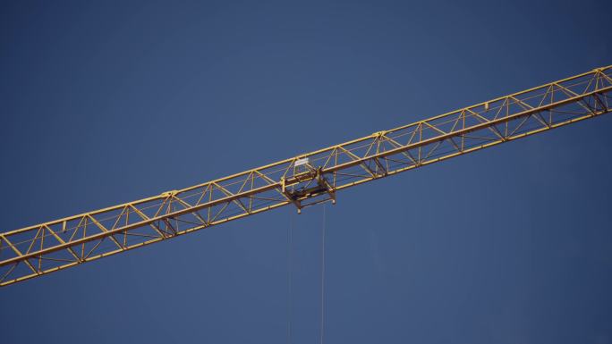 建筑工地工人施工现场塔吊装混泥土安全作业