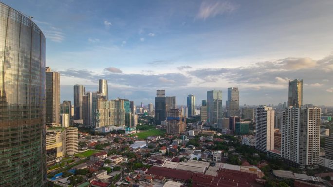 阳光明媚的早晨雅加达市中心屋顶全景4k延时拍摄印度尼西亚