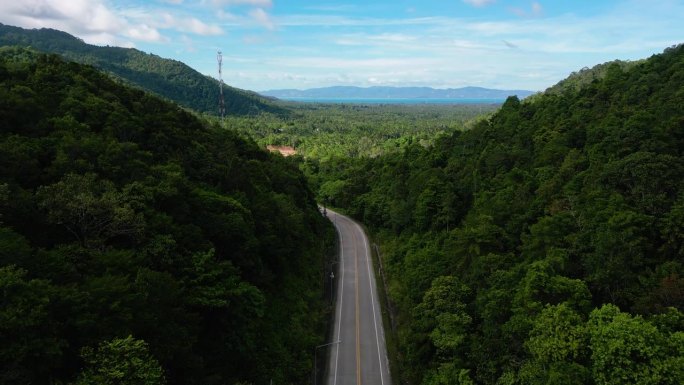 泰国的Phangan岛;天堂之路。美丽的4K无人机拍摄的受欢迎的派对岛，周围是郁郁葱葱的绿色植被。