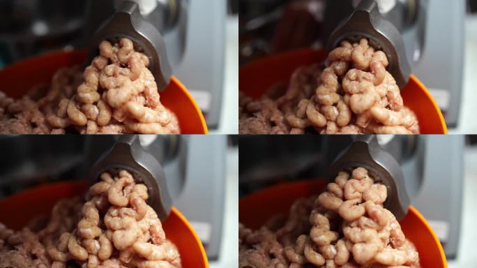 长条状的粉色肉末从粉碎机中取出，放入碗中