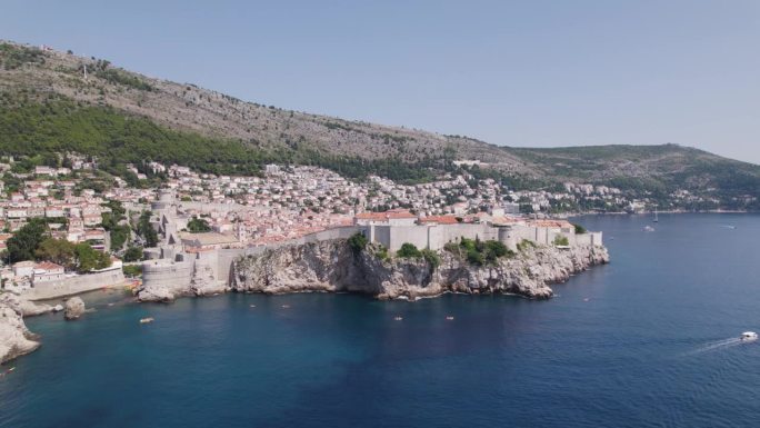 航拍-杜布罗夫尼克，克罗地亚:沿海悬崖，老城区，亚得里亚海全景