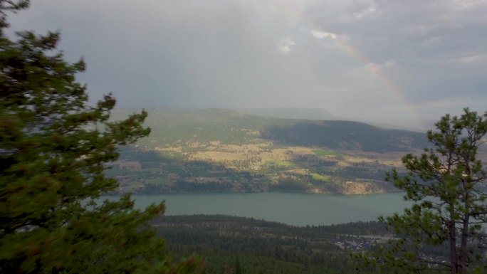 加拿大山脉的美景，俯瞰不列颠哥伦比亚省内陆地区莱克country的伍德湖。彩虹延伸到云中。