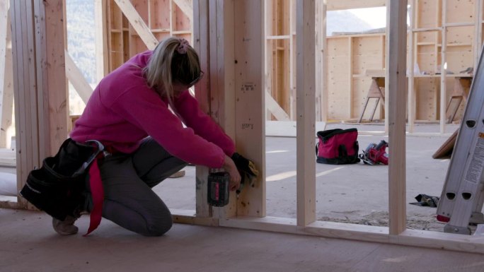 女建筑工人从零开始建造家园