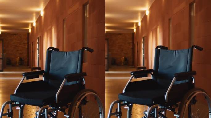 空荡荡的精神病院走廊里的轮椅