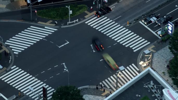 日本东京街道上行人和汽车人群的时间流逝