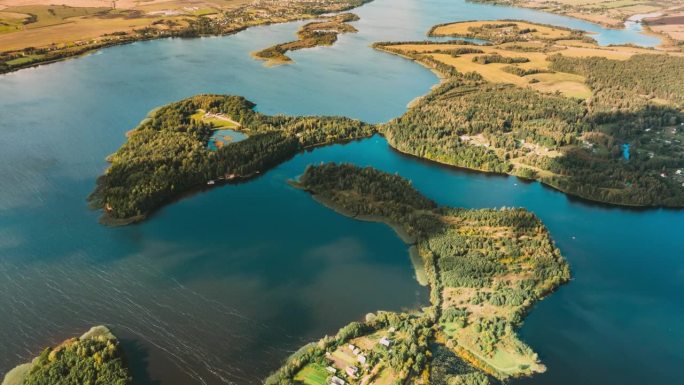 延时无人机延时超延时4K鸟瞰图在夏天的早晨湖上的岛屿。Lepel湖。从高处俯瞰欧洲自然，莱佩尔湖，别