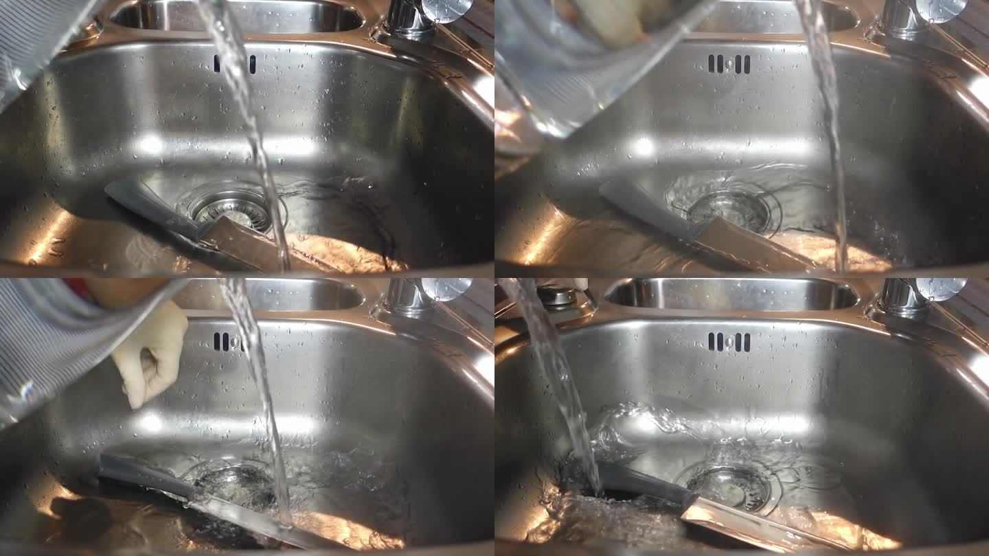 一名妇女在切完肉后，将水壶里的开水倒入厨房的金属水槽中消毒。蒸汽来了。