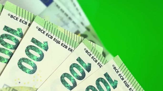 欧元特写绿色背景色度键新钞在旧钞前的背景中计数旧币换新币赢计数钱扇形出100欧元纸币