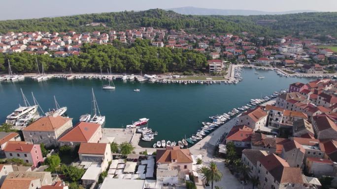航拍:斯塔里格拉德，赫瓦尔岛，克罗地亚展示港口和历史城镇。