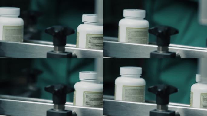 白色塑料瓶盖的4K塑料瓶移动到制药生产线的包装上。在制造工厂的传送带上，罐子排成一排移动。输送机提供