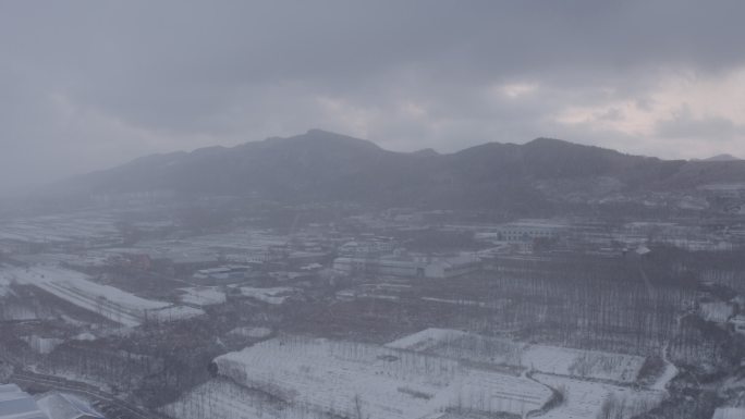 山村下雪的乡村雪景航拍