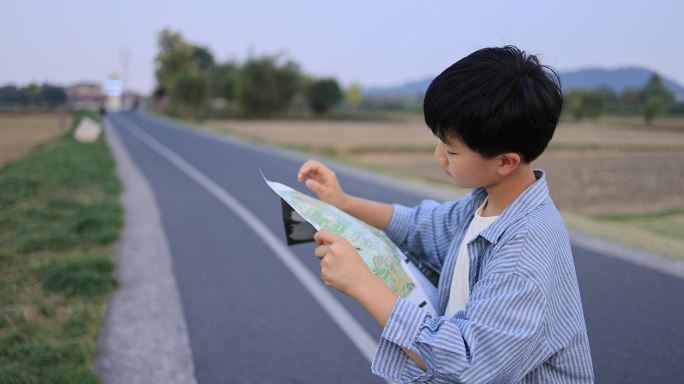 中国小男孩在户外看地图慢镜