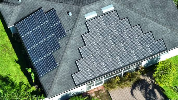 美国郊区农村屋顶覆盖太阳能光伏板的普通住宅，用于生产清洁的生态电能。自主住宅的概念
