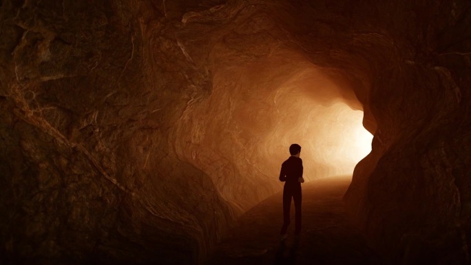 一个人在洞穴隧道里奔向光明