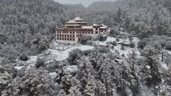 甘孜川西稻城亚丁冲古寺雪景航拍