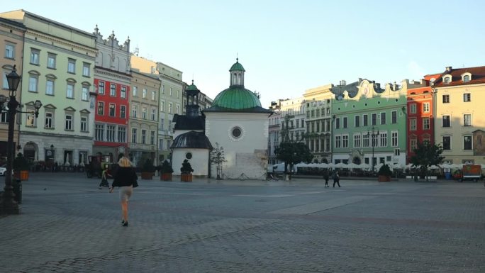 波兰，克拉科夫——2023年9月20日——克拉科夫市场广场上的圣玛丽教堂
