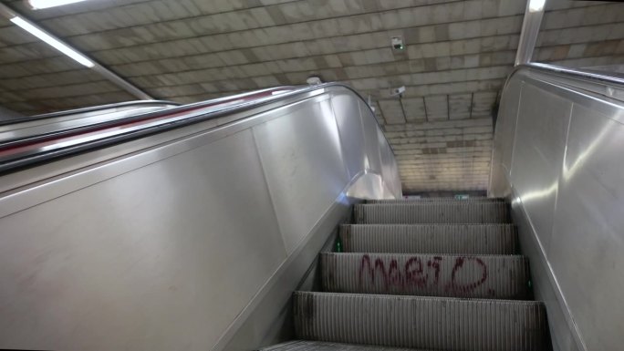 2023年8月4日，捷克共和国布拉格。地铁站内自动扶梯上引人入胜的镜头。一到楼梯顶，我们就向出口走去