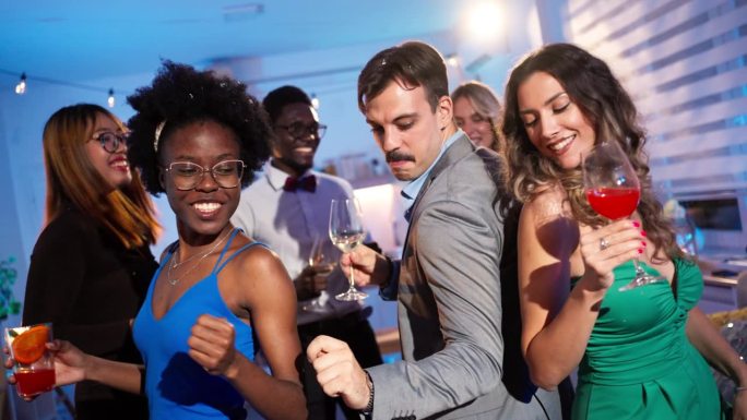 多种族的人们在家庭聚会上跳舞