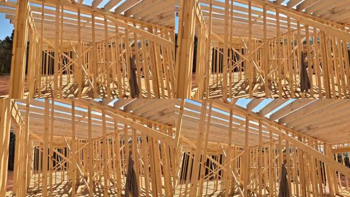 在工地上，有几根木棒框架梁来搭建新房子