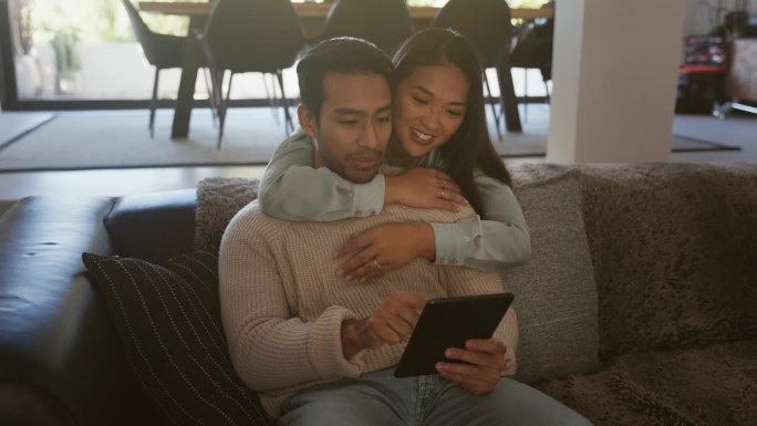 共享屏幕，共享心灵:拥抱科技和沙发上的爱