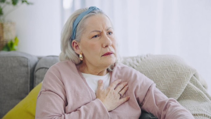 老年妇女，胸痛和沙发在家里，思考和压力呼吸，哮喘或紧急情况。上了年纪的女士，担心和压力与肺，心脏和想