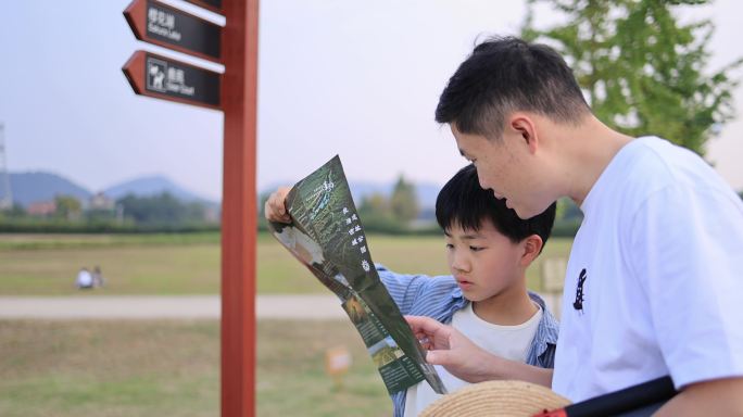 父子旅行出游看地图慢镜