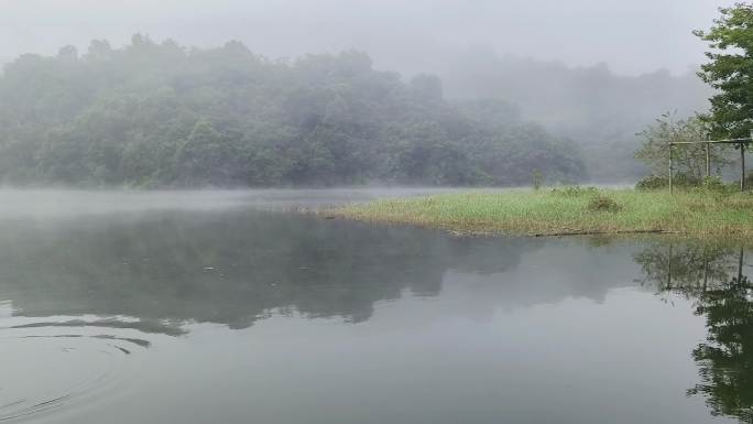 水库江面起雾湖面烟雾云雾雾海雾锁湖面