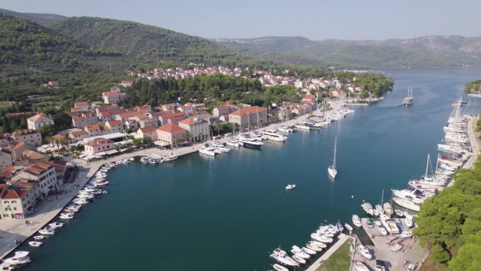 克罗地亚，赫瓦尔岛，斯塔里格拉德湾的游艇和历史建筑