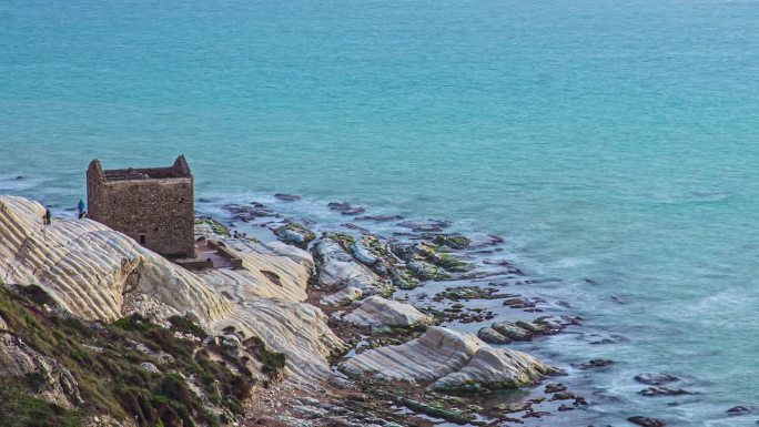 在蓬塔比安卡和警卫室废墟，岩石海岸，西西里岛的时间流逝