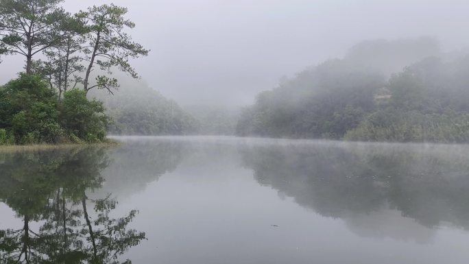 江面起雾湖水面雾气水蒸气河流意境唯美雾景