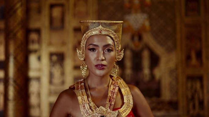 泰国寺庙里戴着金饰的女人