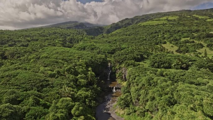 毛伊岛夏威夷航拍v44电影无人机飞越帕利基亚溪捕捉河谷，热带雨林与茂密的植被，和天然的跳水池和瀑布-