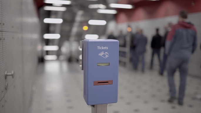 德国慕尼黑地铁中，背景为蓝色的公共交通检票机。德国慕尼黑地铁站的公共交通售票机。