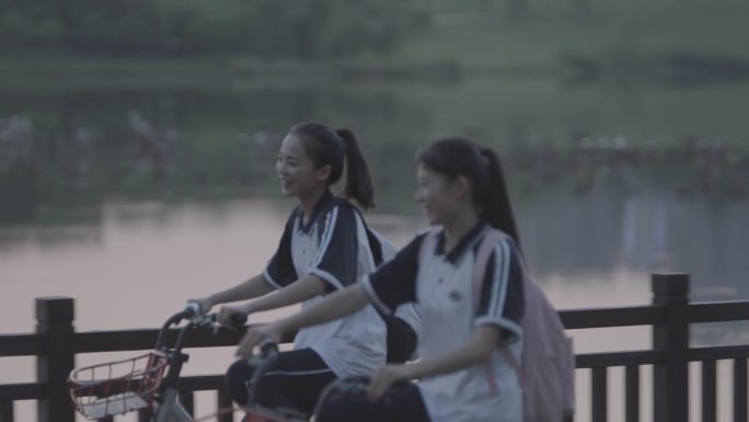 公园湖边自行车骑乘少女学生