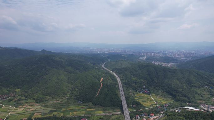 大山中的高速公路交通航拍