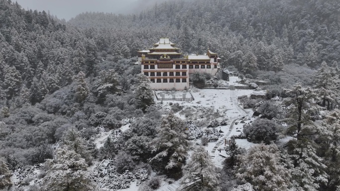 甘孜川西稻城亚丁冲古寺雪景航拍