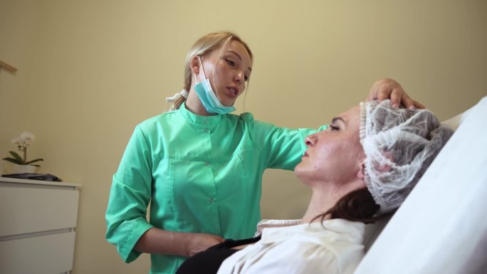 美容师在抗衰老神经毒素注射程序前在女性脸上做记号