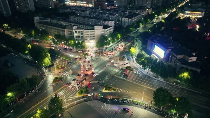 夜间城市街道交叉口鸟瞰图