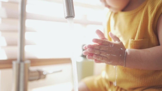 孩子在洗手。小孩子洗手玩水好奇