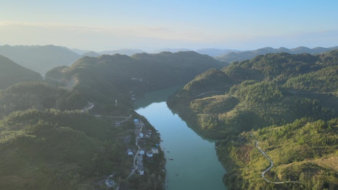 航拍青山绿水 蜿蜒河流 山中美景