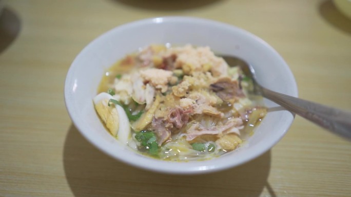 一碗Soto Koya Lamongan，这是一种印尼食物咖喱，搭配来自东爪哇的鸡肉和蔬菜