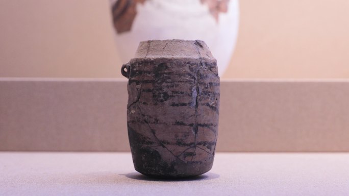 4k拍摄红山文化博物馆敛口筒形彩陶罐